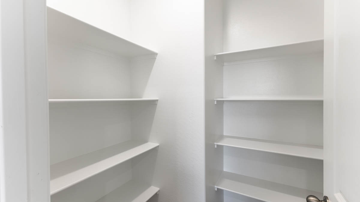 Yosemite pantry with shelves