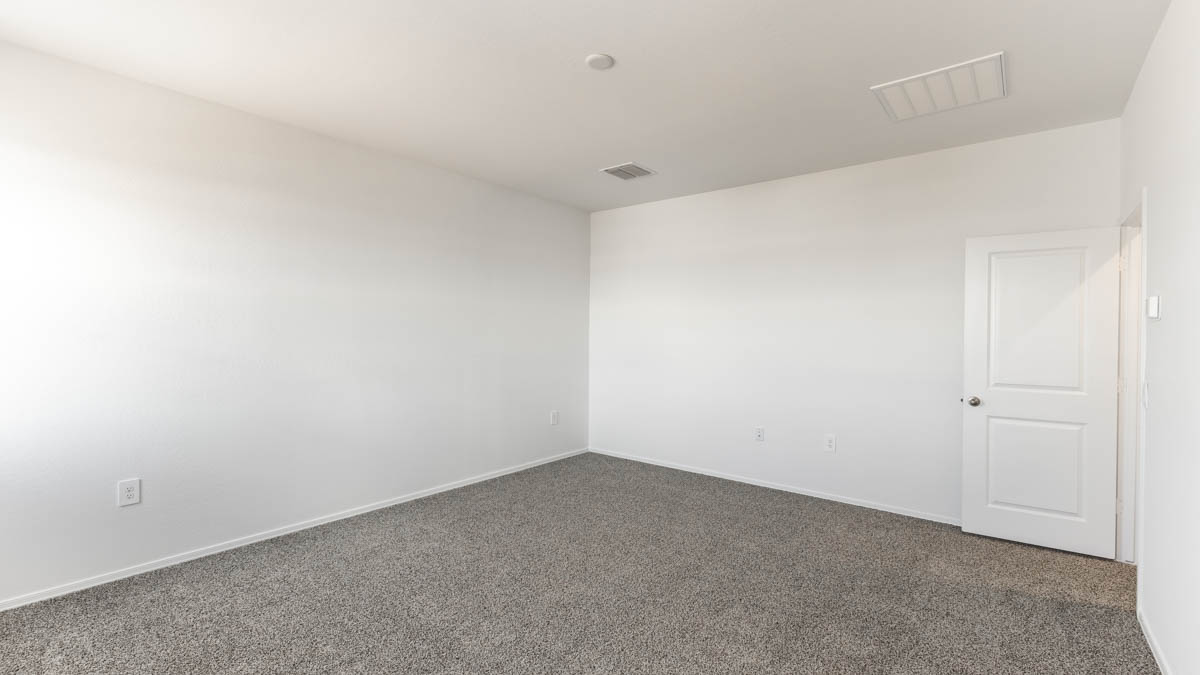 Yosemite bedroom with carpet looring