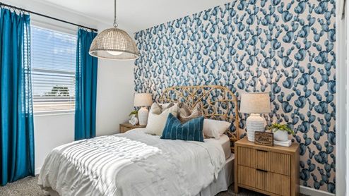 Comfortable guest bedroom featuring carpeted flooring and a large closet.