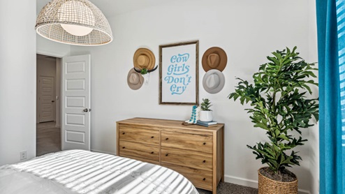Comfortable guest bedroom featuring carpeted flooring and a large closet.