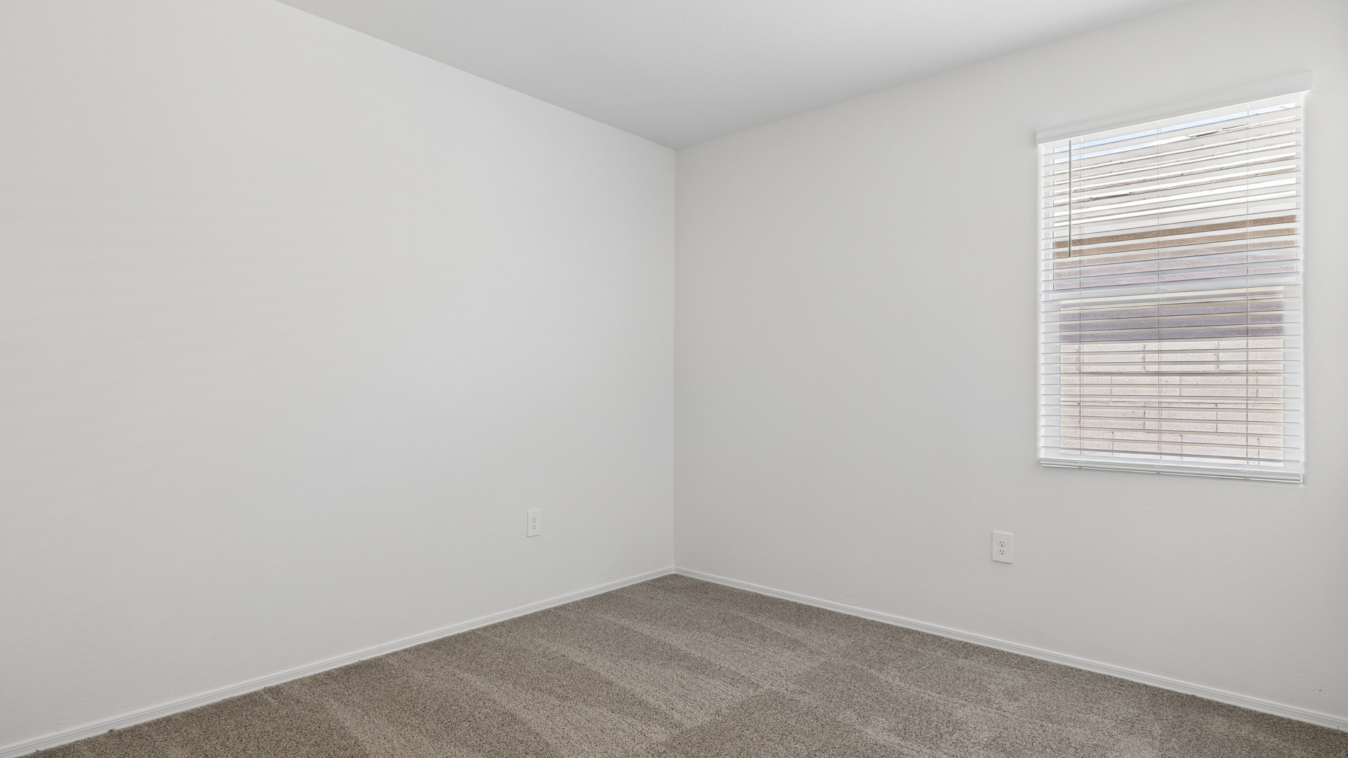 Secondary bedroom.