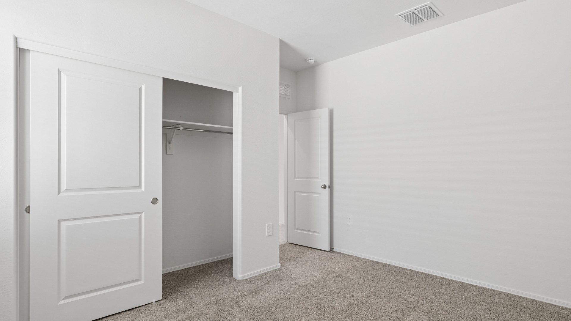 Secondary bedroom.