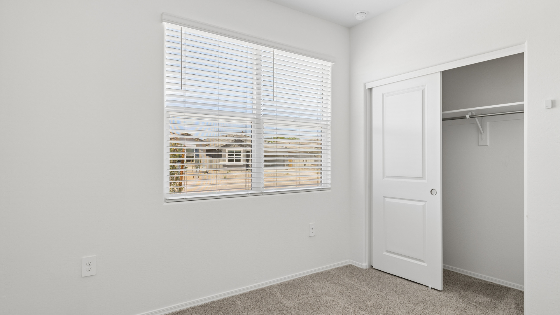 Secondary bedroom.