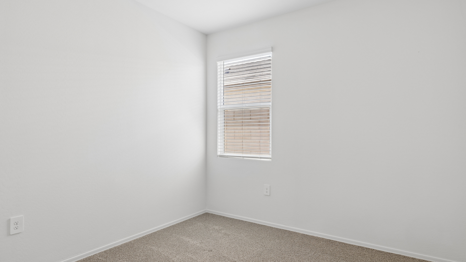 Secondary bedroom.