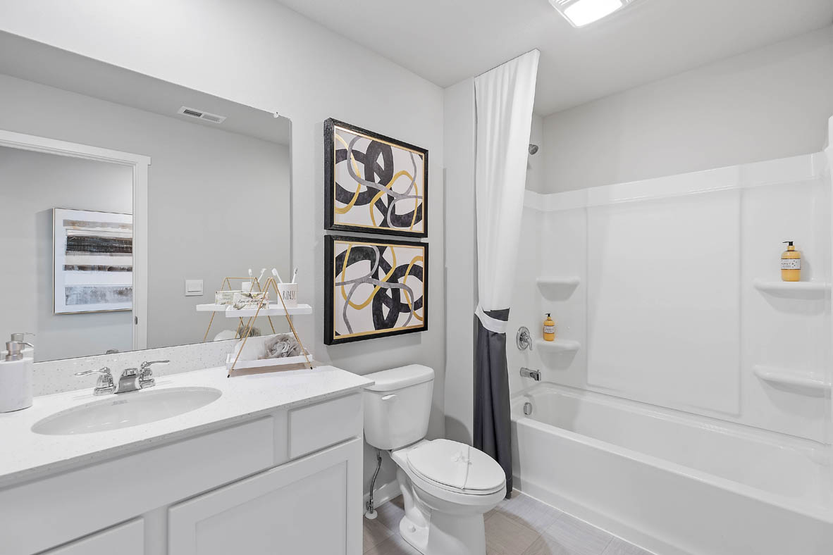 Second bedroom with bathtub