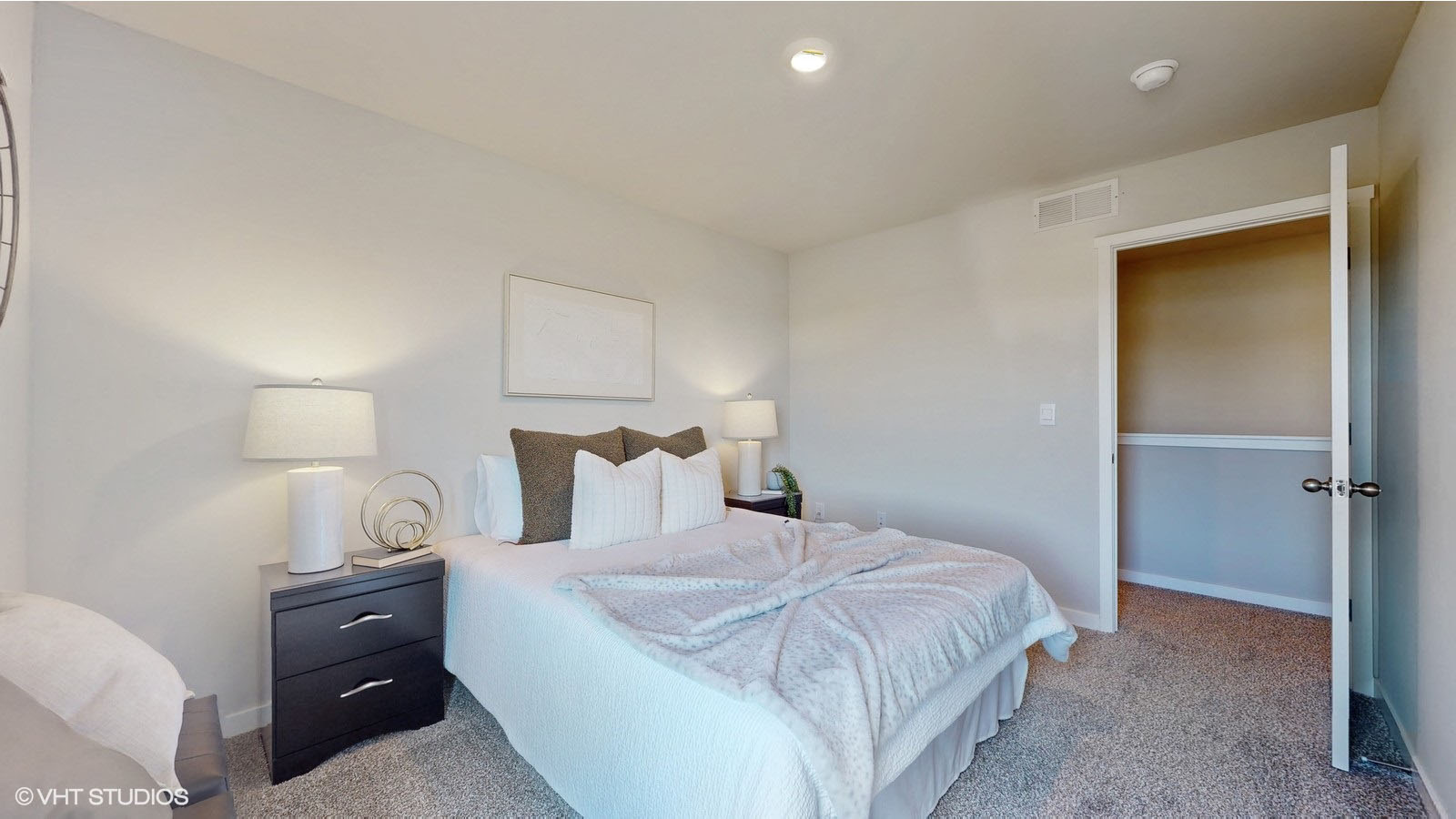 2nd bedroom showing doorway
