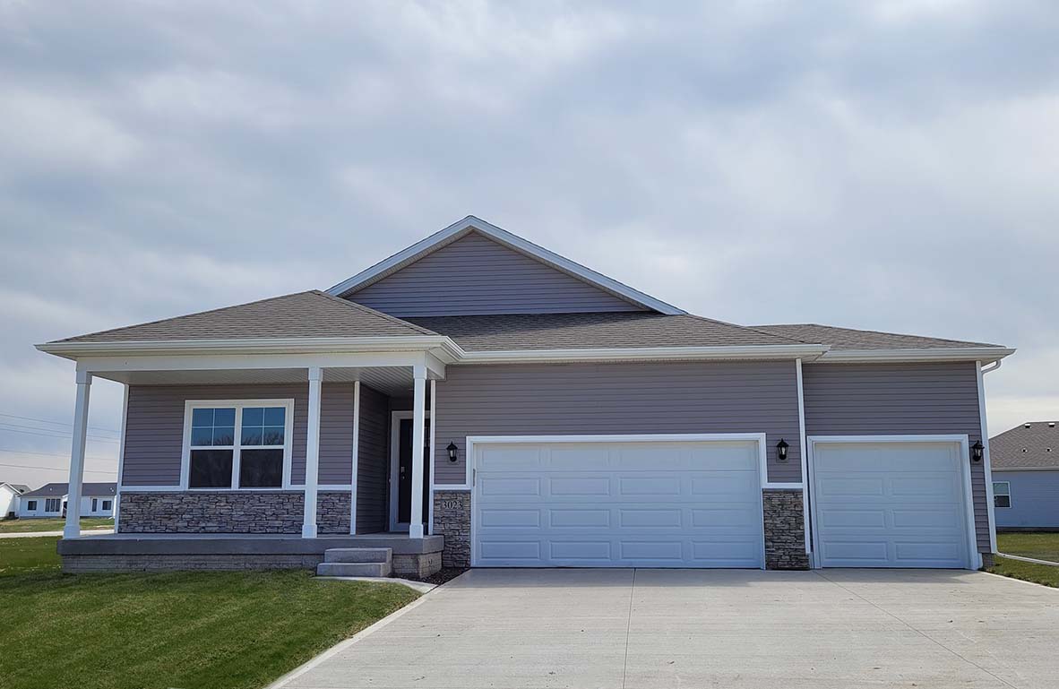 Available Home in Stratford Crossing Tradition WAUKEE, IA D.R. Horton