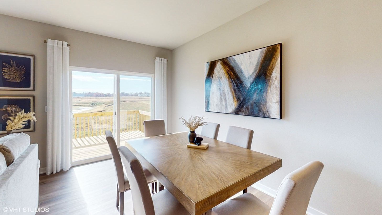 Dinin groom of the Roland with a wooden table