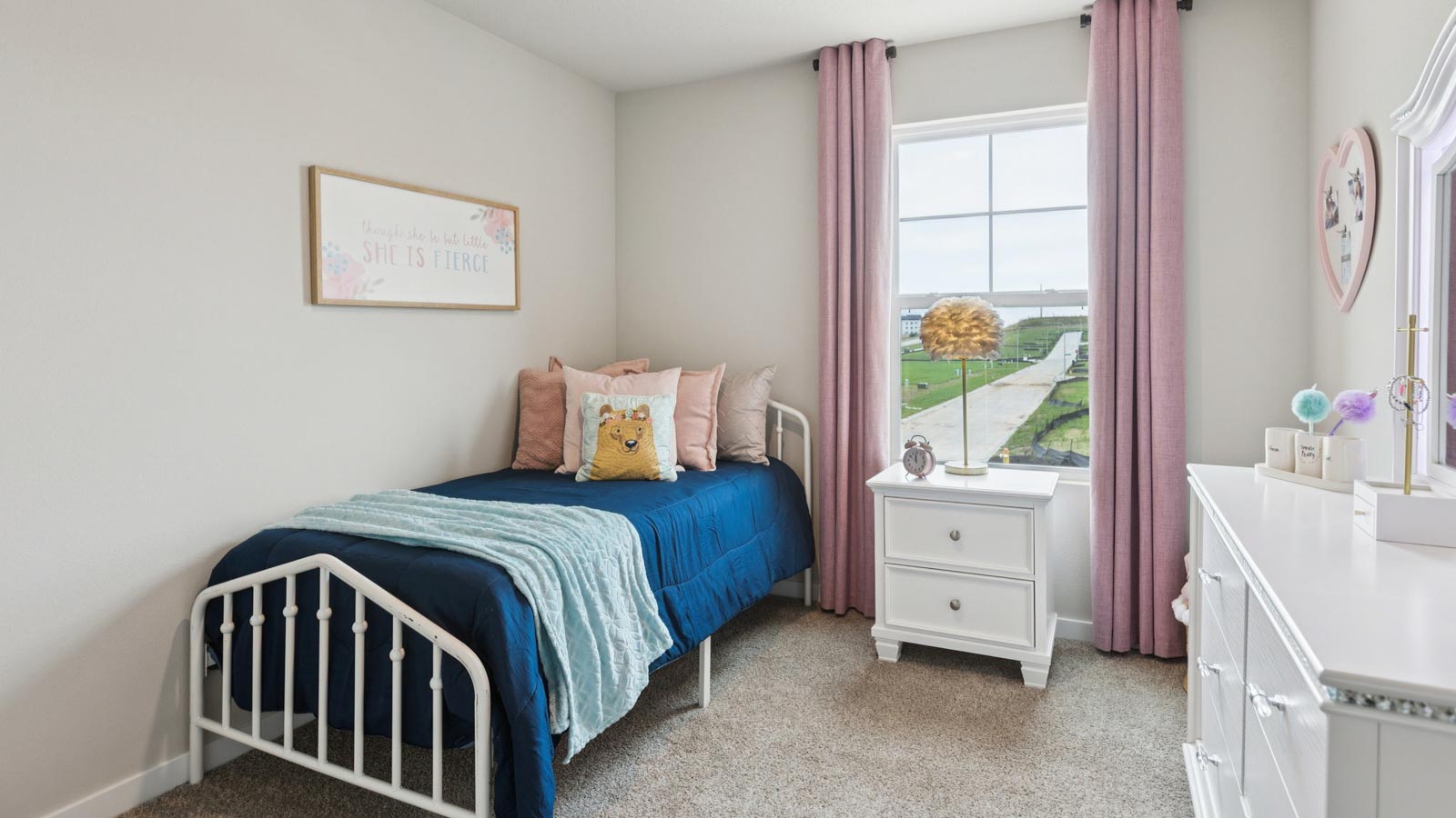 Second bedroom in the Fremont with twin bed