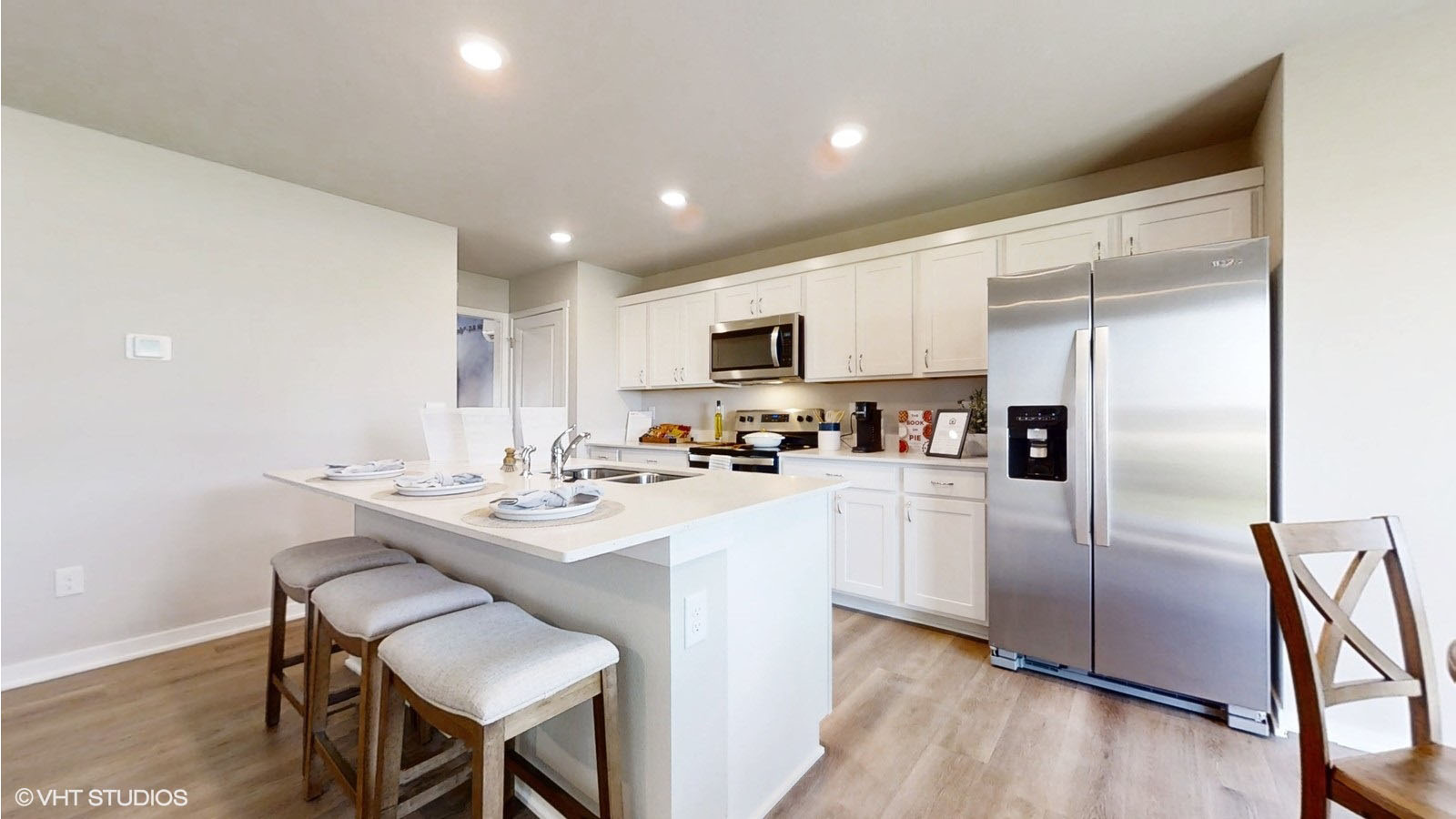 Kitchen in the Sydney with island and 3 chairs