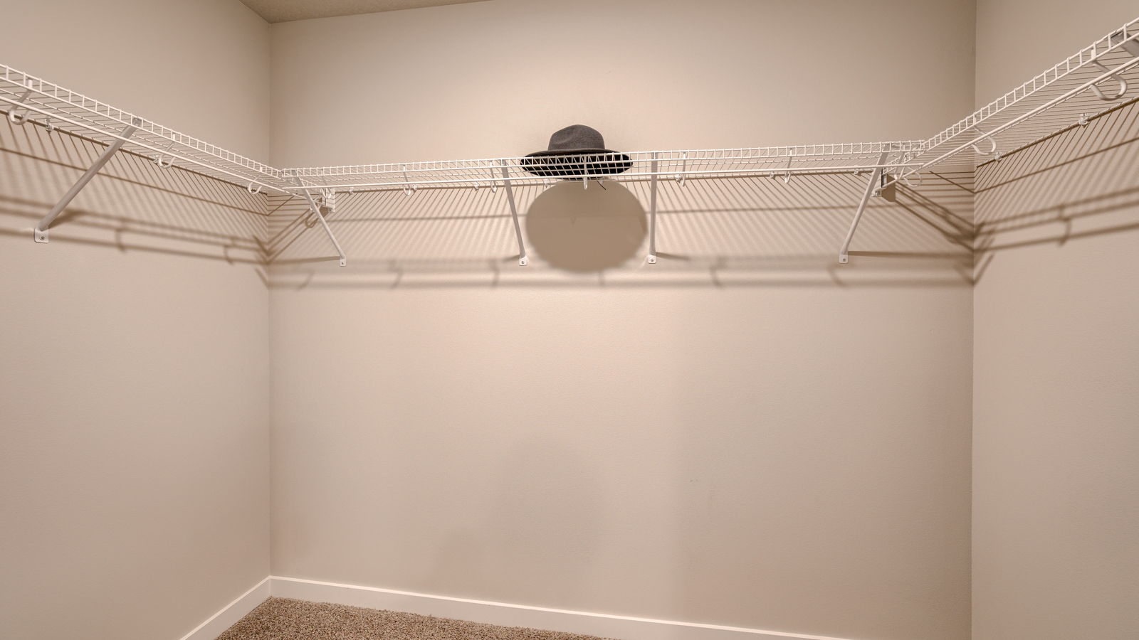 Master closet in Neuville