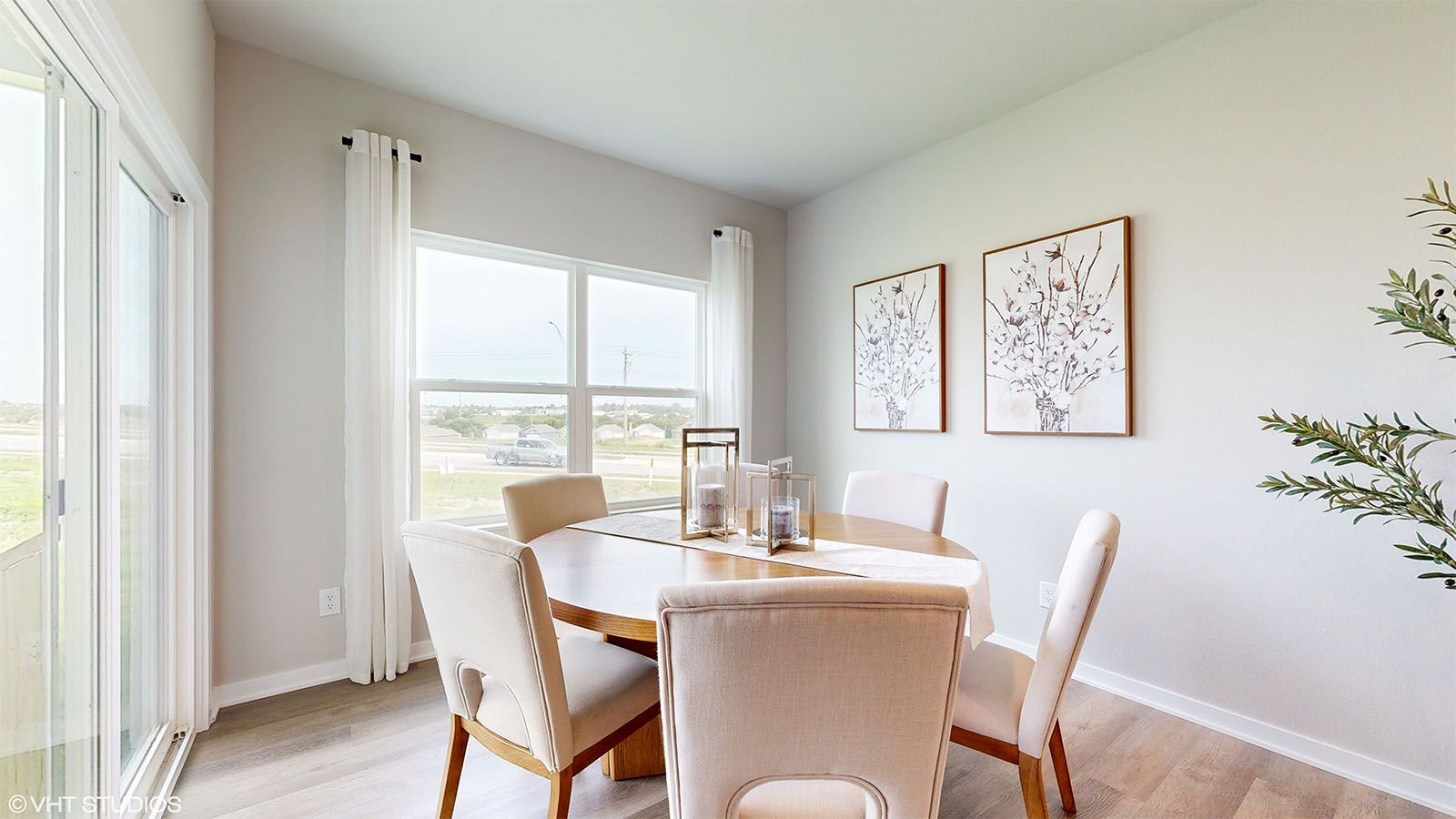 Dining room of the Fairfield with sliding glass doors and a round table with 5 chairs