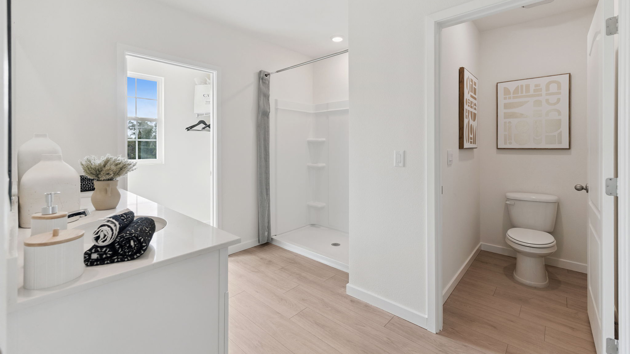 Bathroom, quartz countertops privatalavatory.