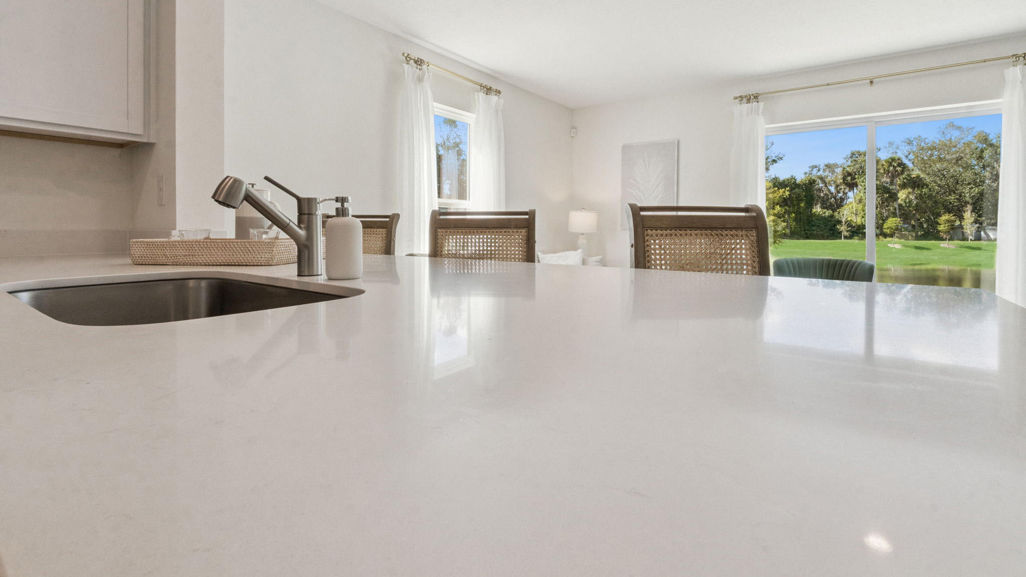 quartz counters with single bowl sink