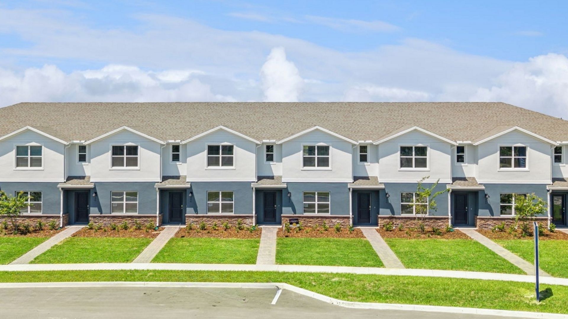 1004 PINEWOOD ST exterior
