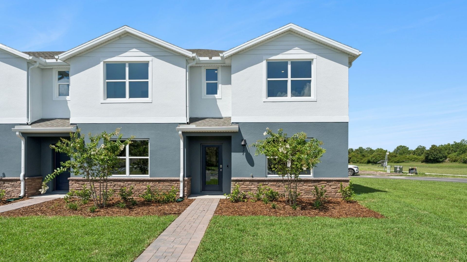 992 PINEWOOD ST exterior