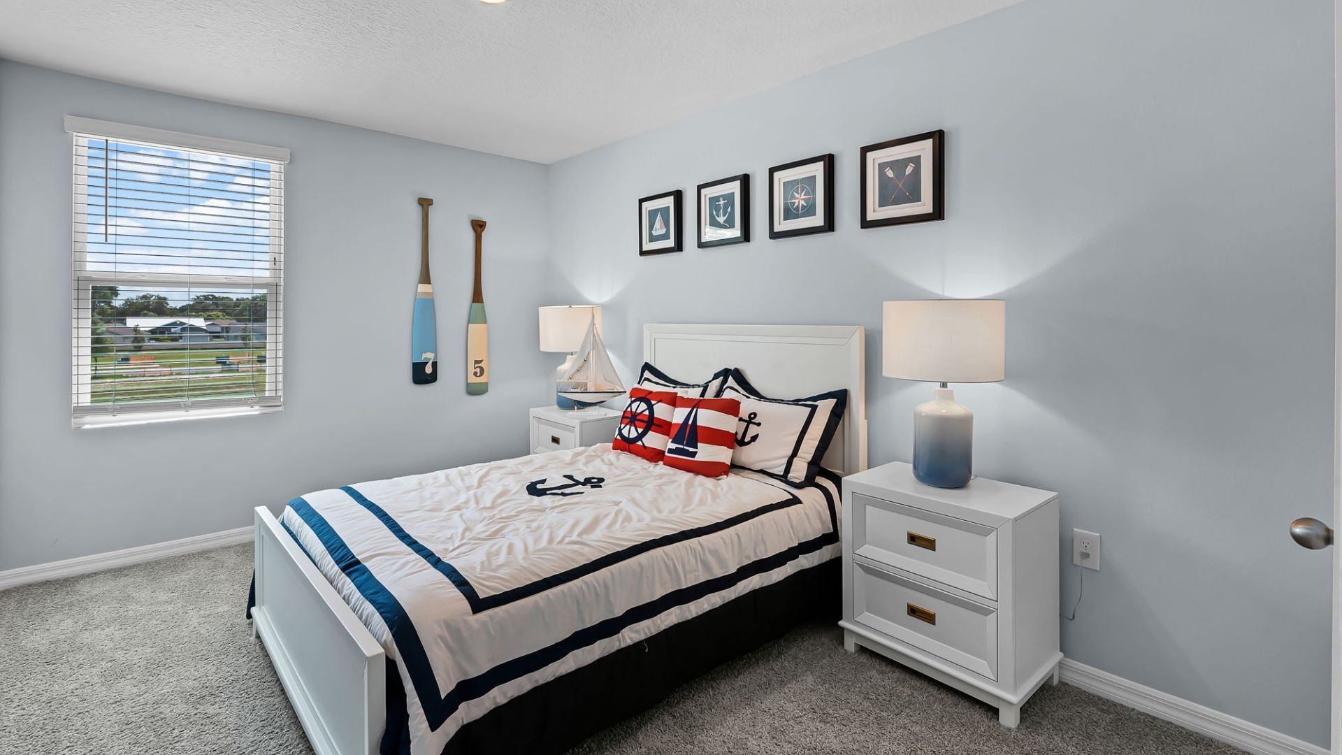 guest bedroom, queen sized bed, carpet flooring