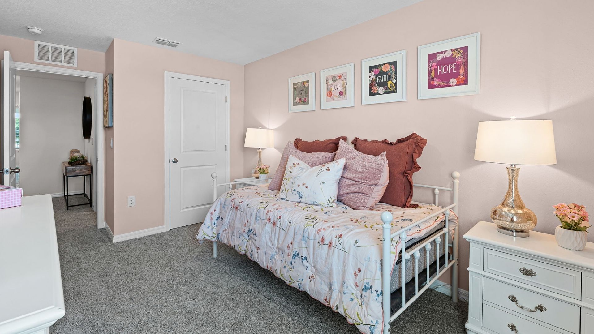 guest bedroom, queen sized bed, carpet flooring