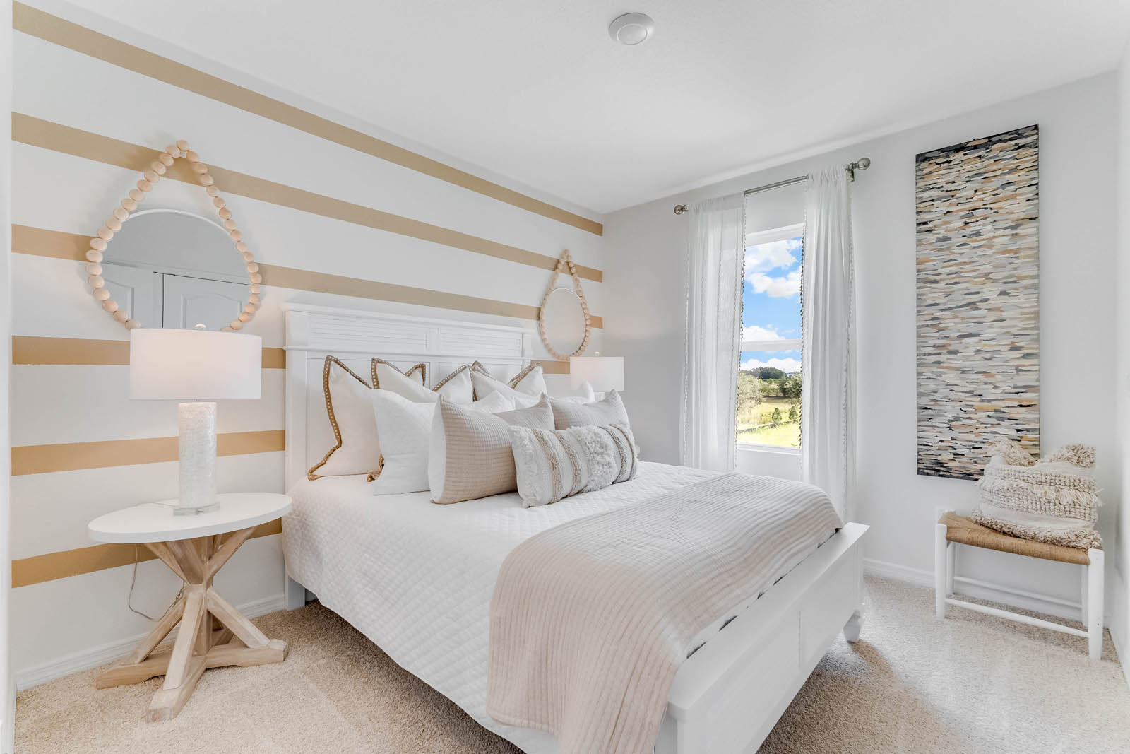 Guest bedroom with queen size bed