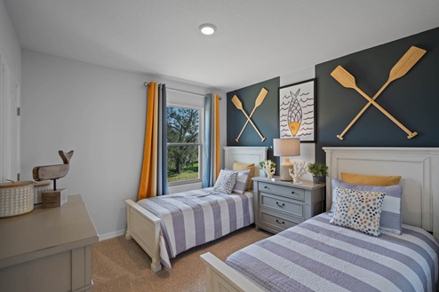 spare bedroom with 2 twin beds and window