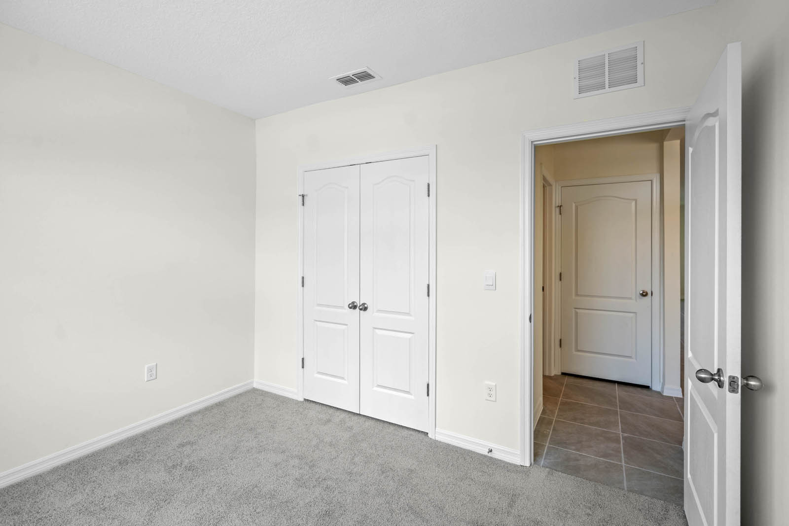 Guest bedroom with spacious closet
