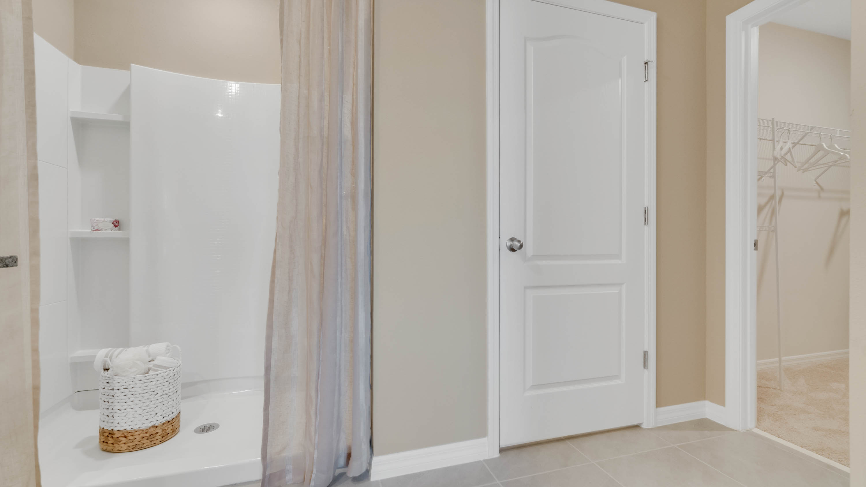 Walk in shower, private toilet and walk in closet