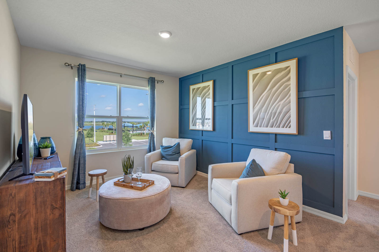 Upstairs loft space with chairs with carpet throughout