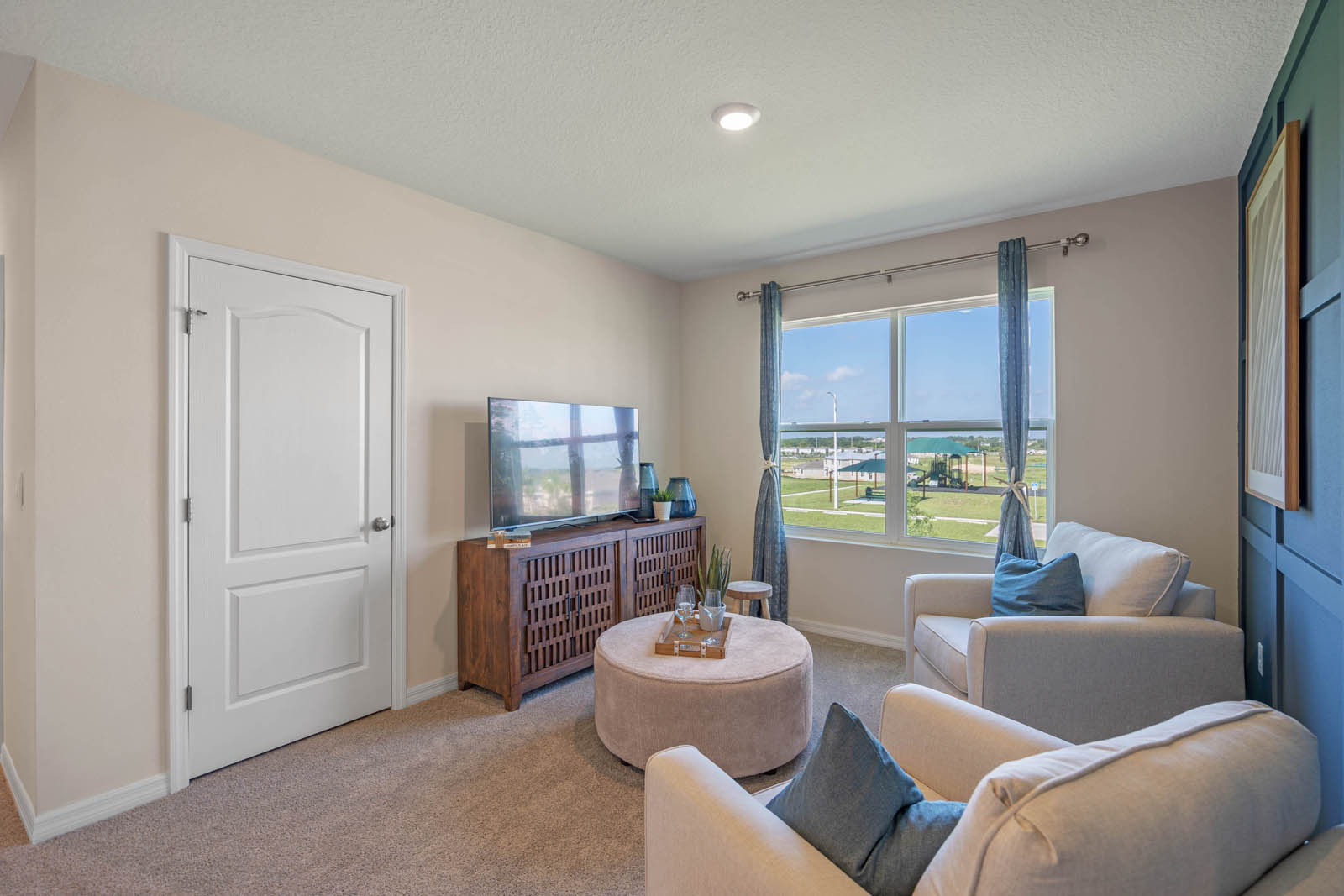 Upstairs loft space with chairs with carpet throughout
