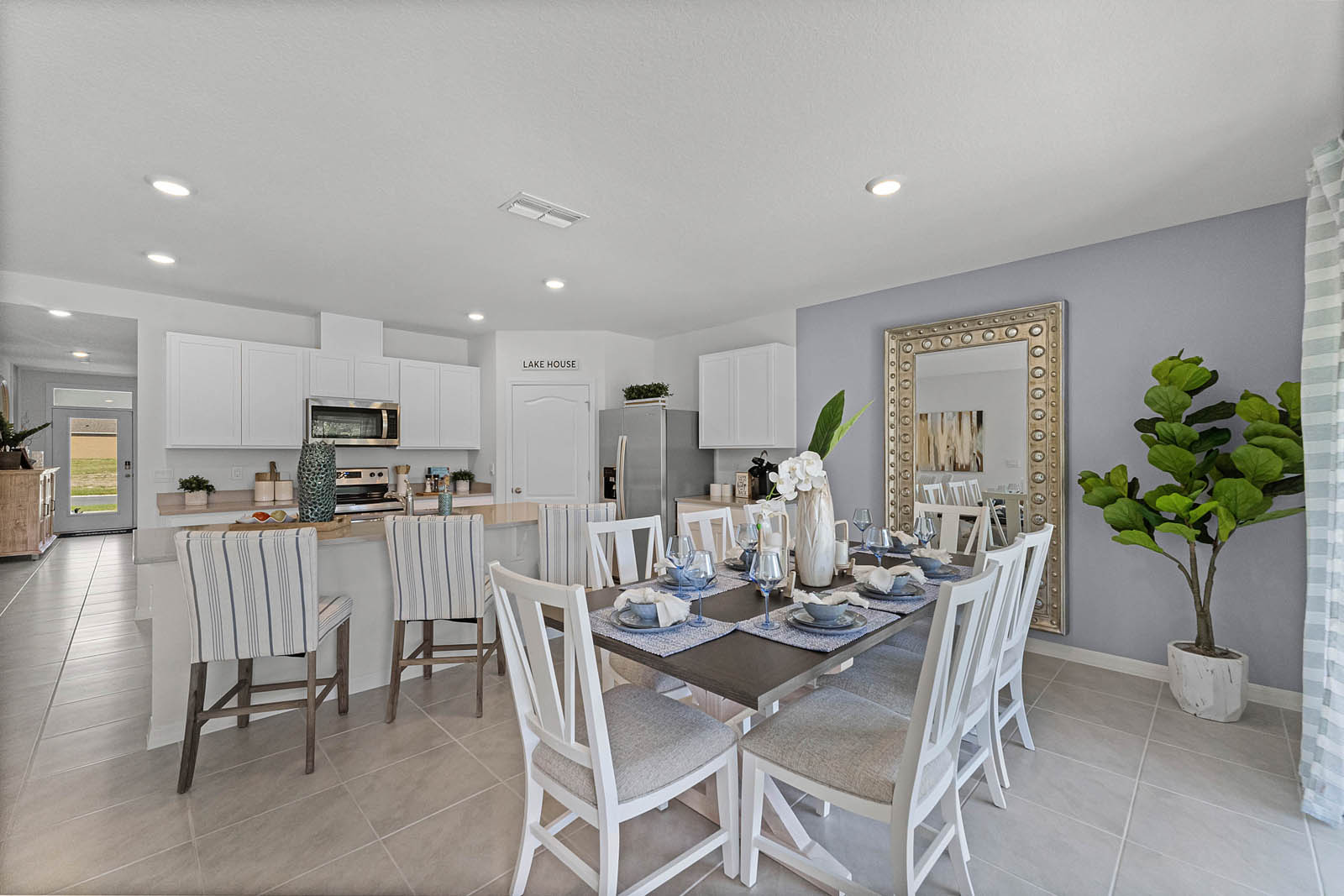 Dining area near the kitchen island