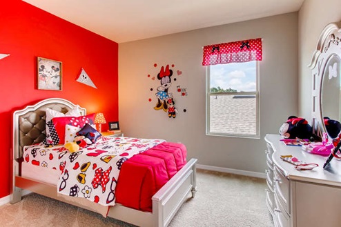 second-floor guest bedroom with queen size bed and carpet flooring