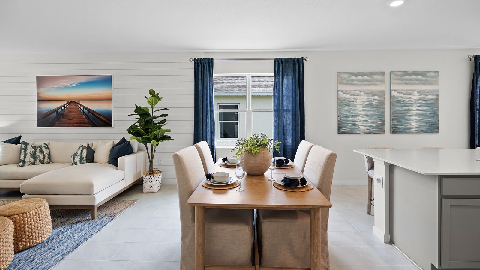 Dining room area between the living room and kitchen