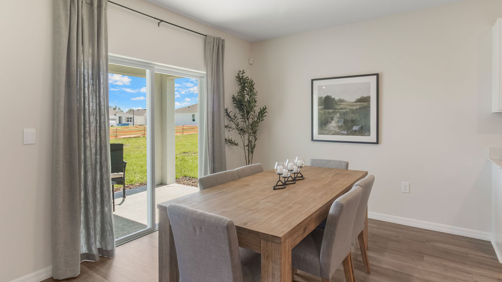 Dining area next to the kitchen