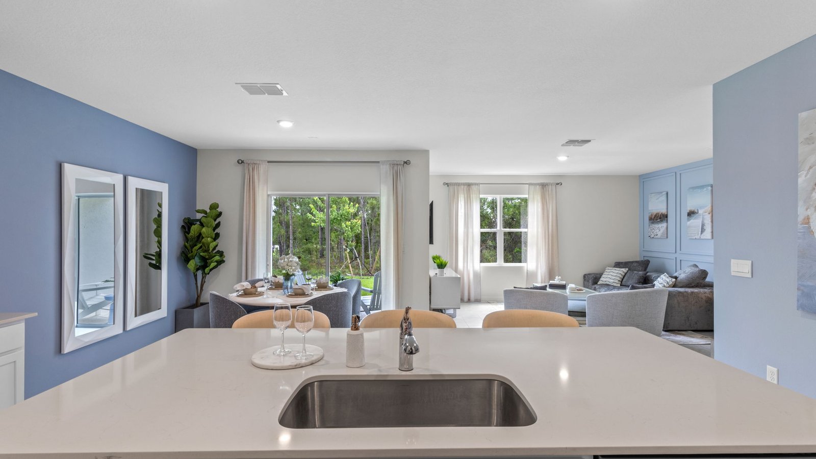 Dining room with 4 person table