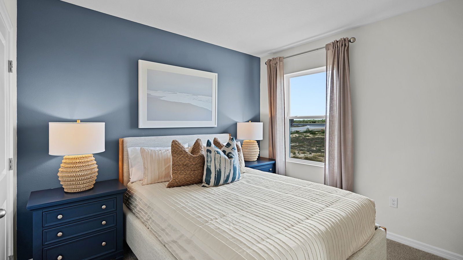 Guest bedroom with queen size bed