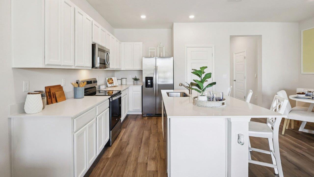 Kitchen with large island