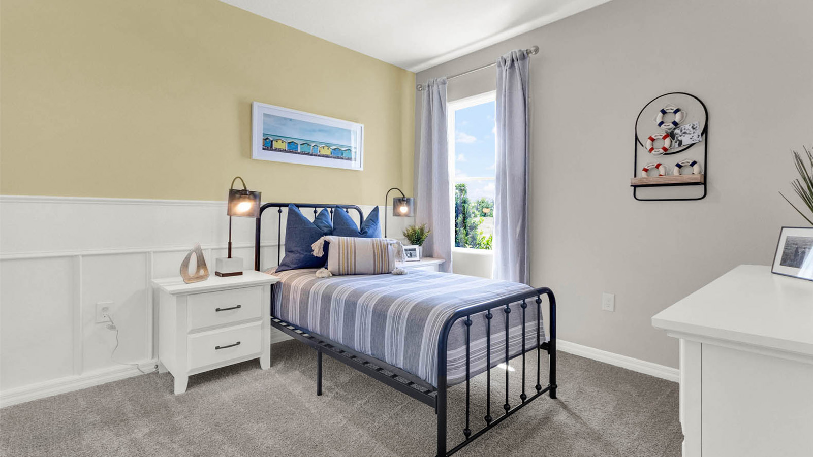 Guest bedroom with twin bed