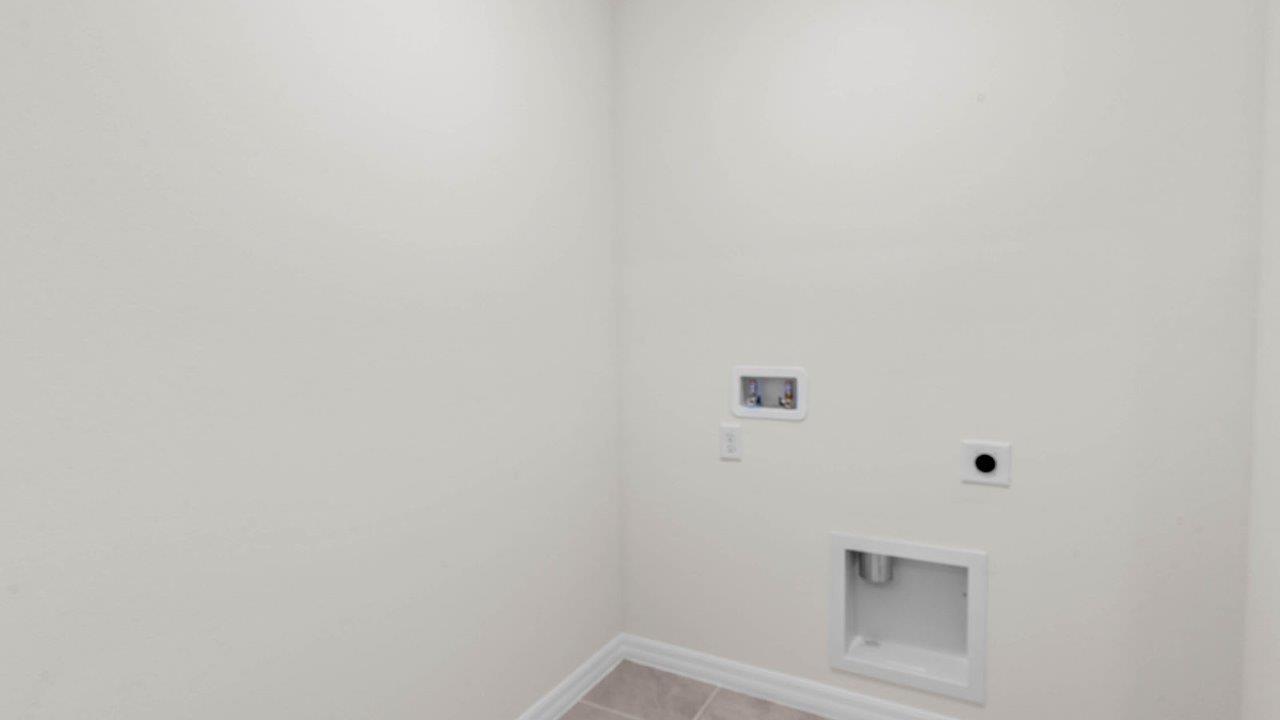 Laundry room with ceramic tile