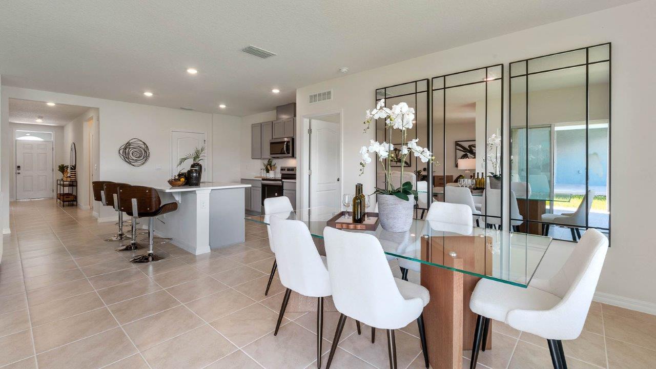 Dining area on the right of the kitchen