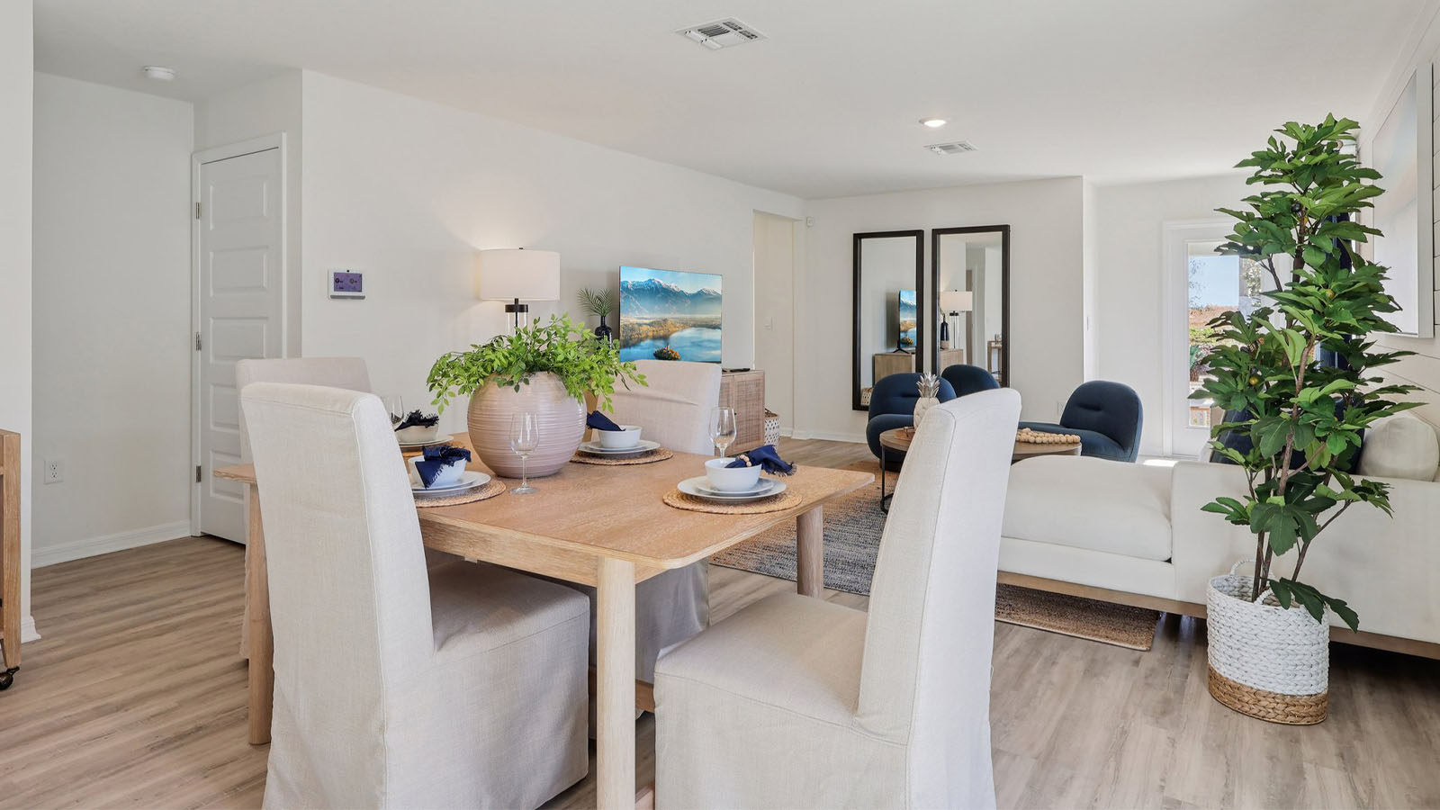 Dining room area between the living room and kitchen