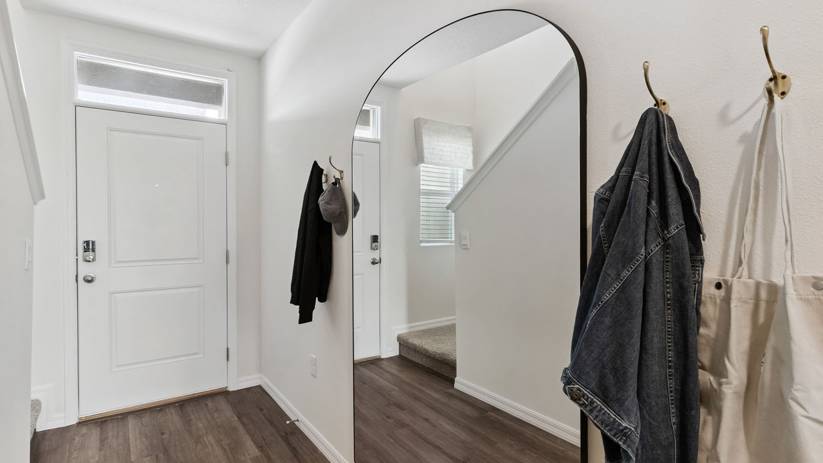Entrance with large mirror and coat hooks