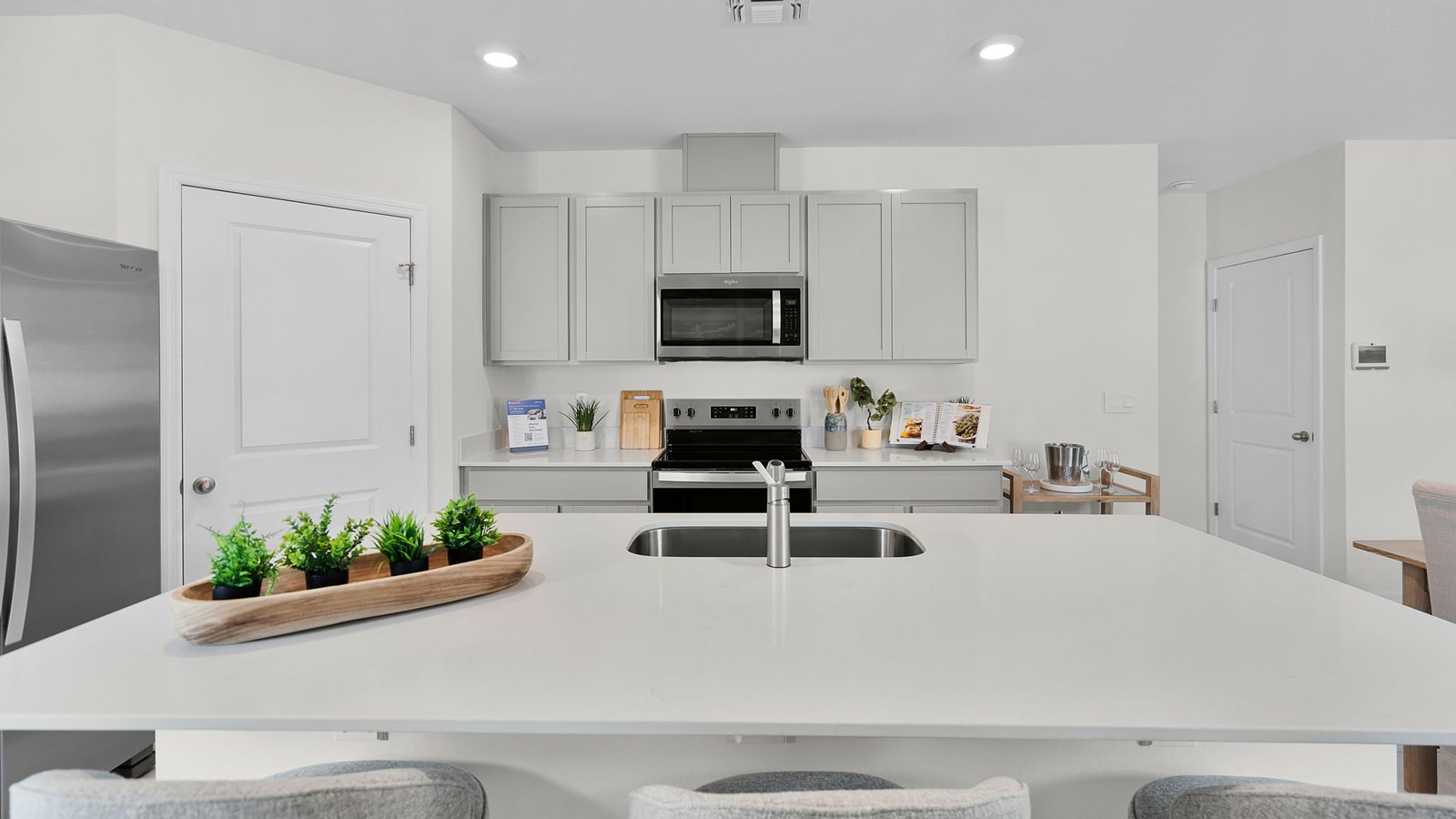 Kitchen island with seating facing the stove