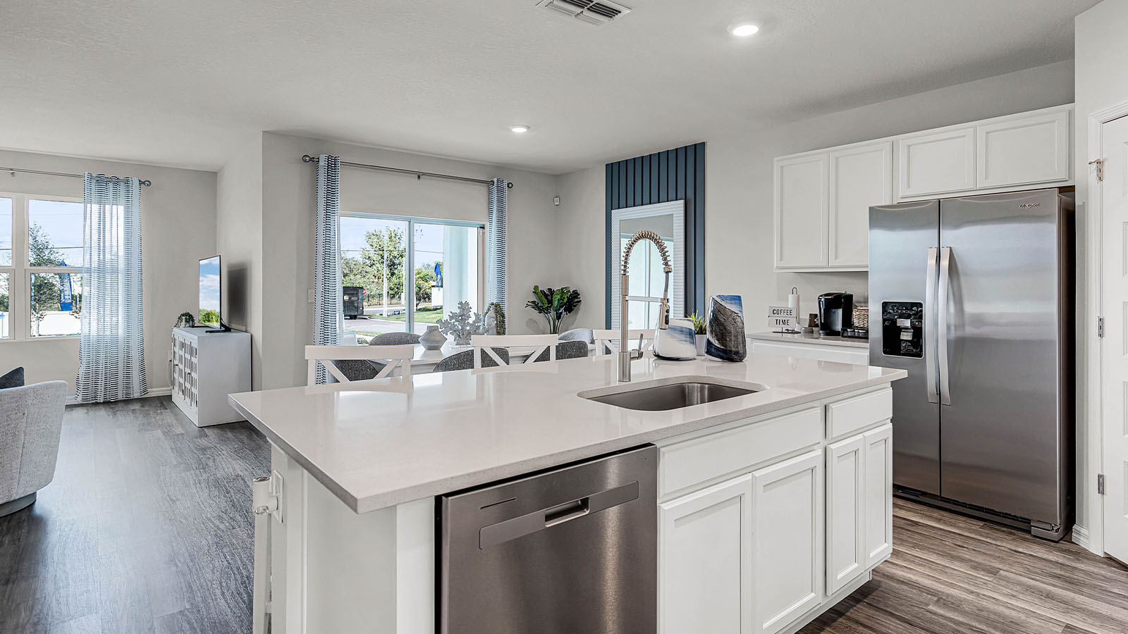 Kitchen island overlooking the dining table