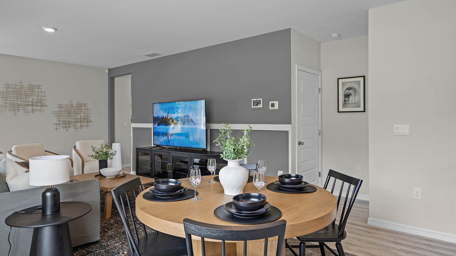 Dining room area between the living room and kitchen