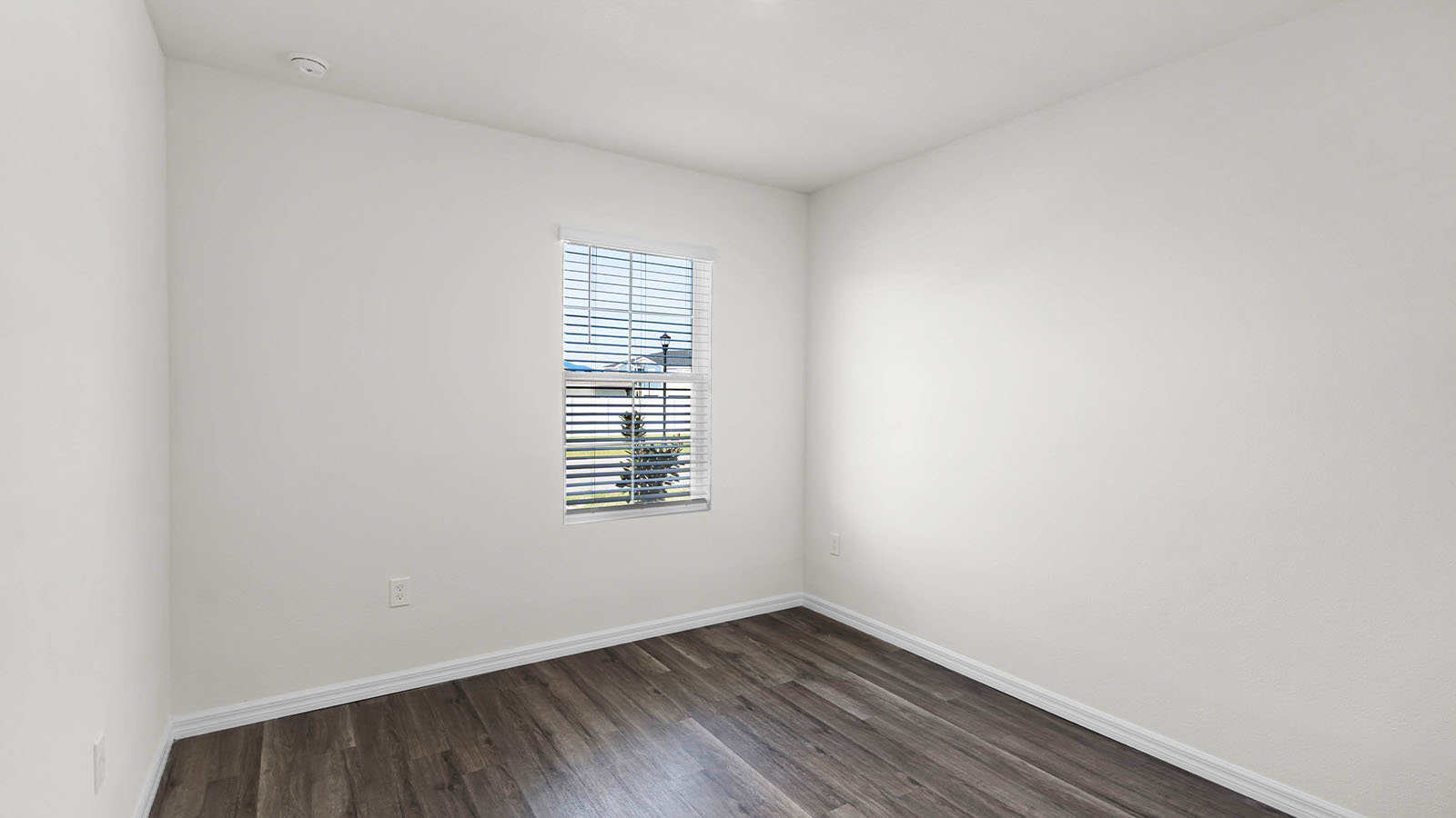 second guest bedroom showing window