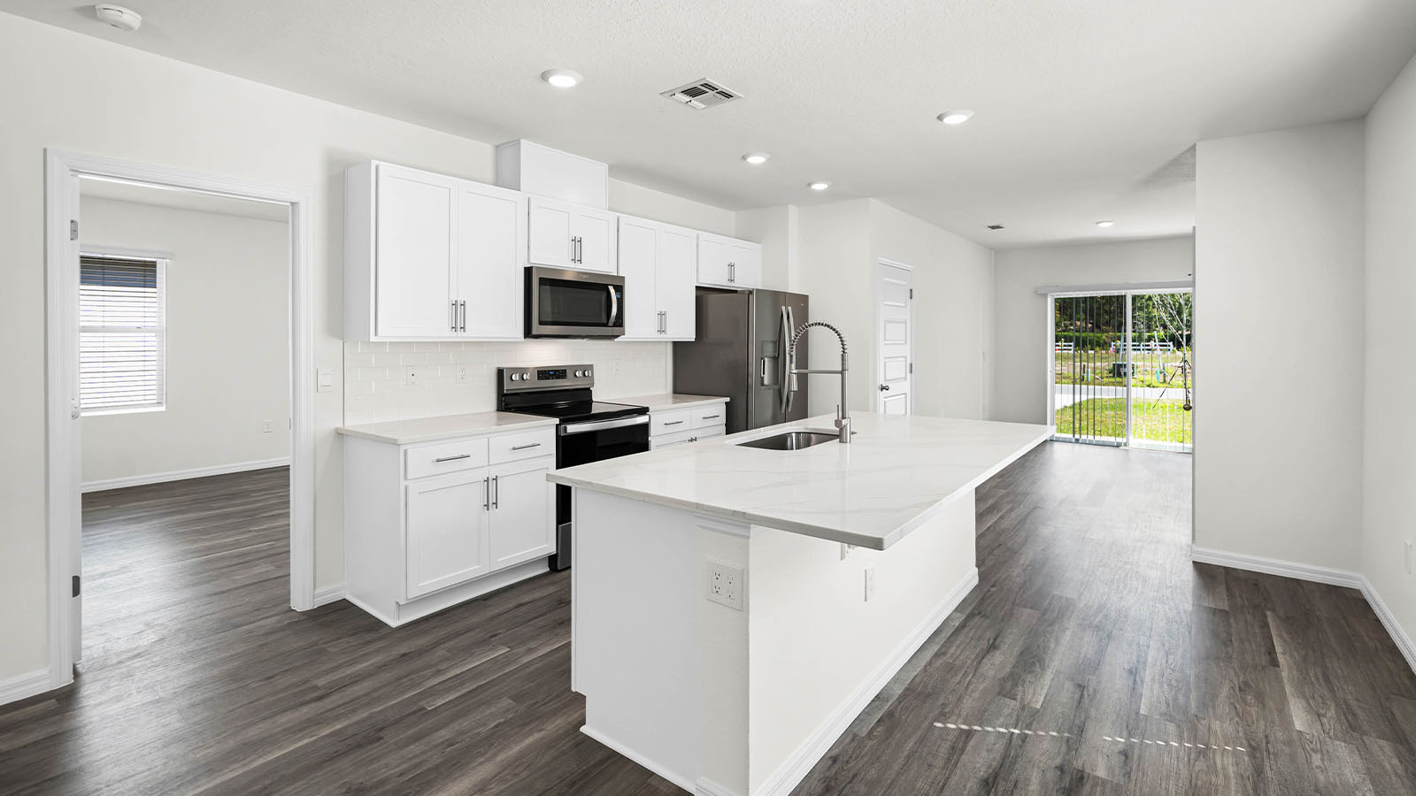 kitchen showing appliances and island