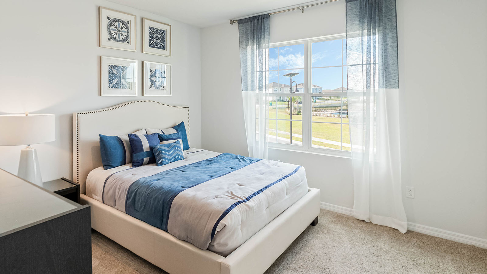 Guest bedroom with queen size bed