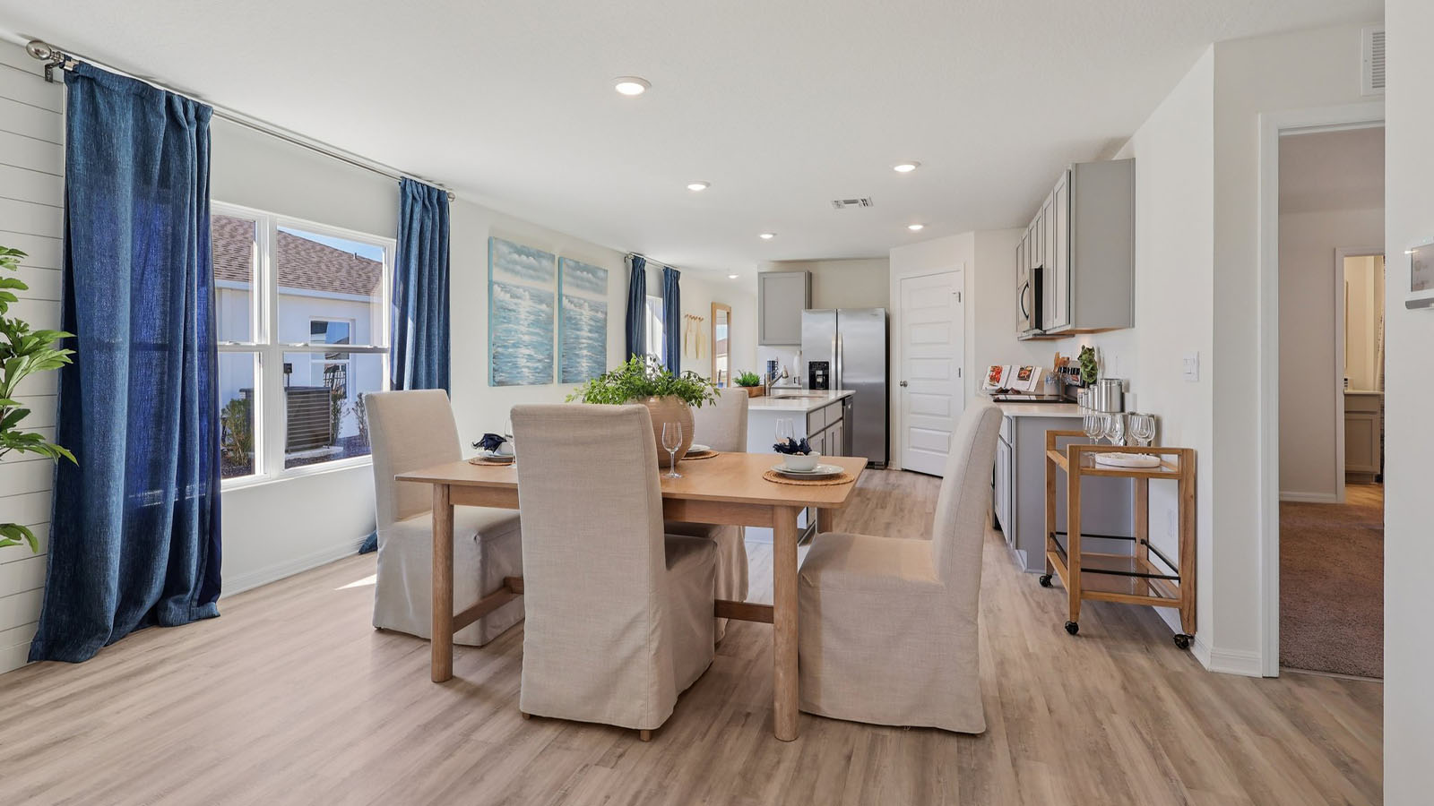 Dining room area between the living room and kitchen