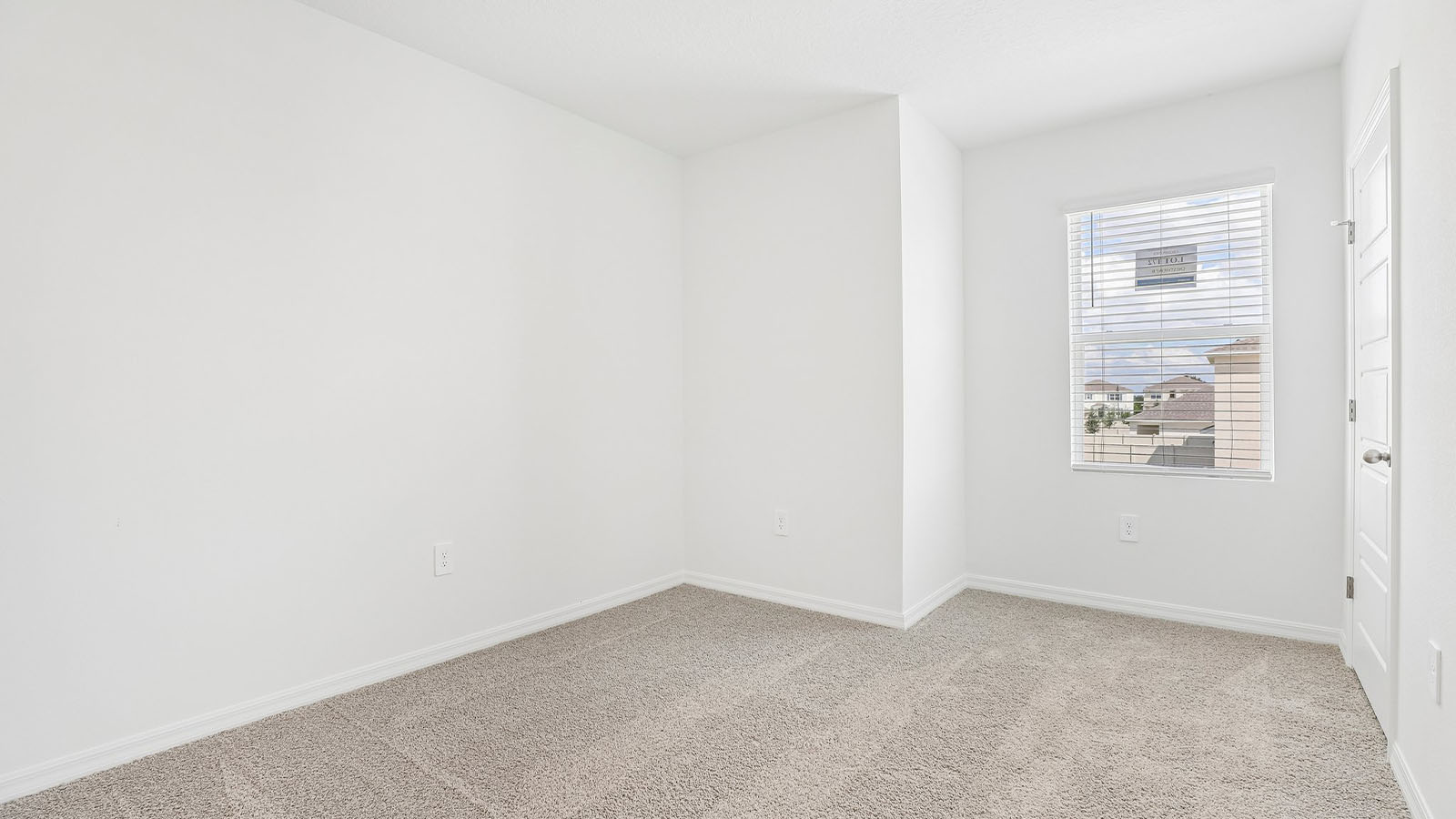 Guest bedroom with carpet and small cut out
