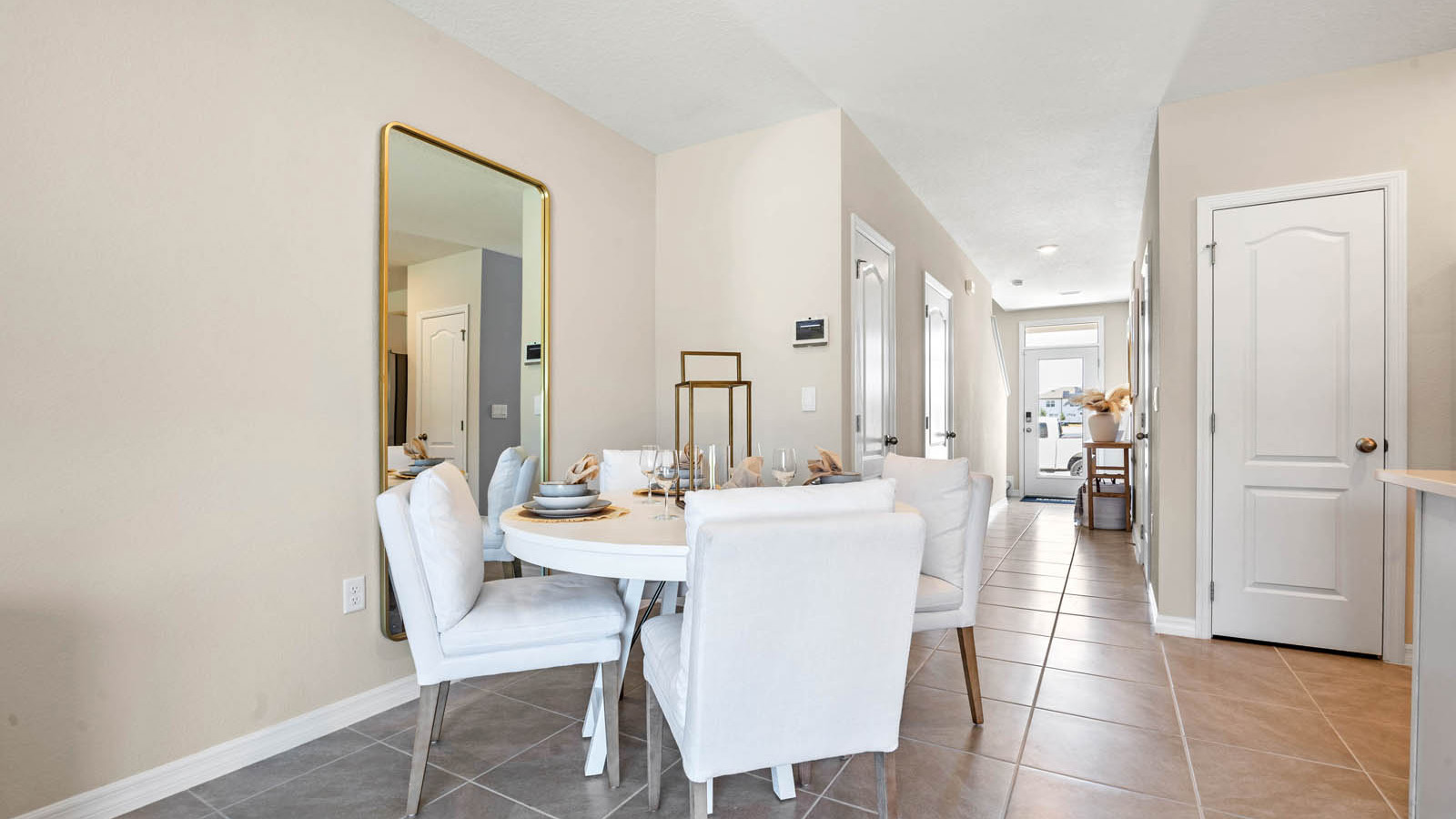 Dining room with 4 person table