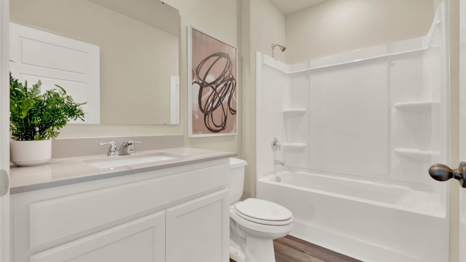 Guest bathroom with shower/tub